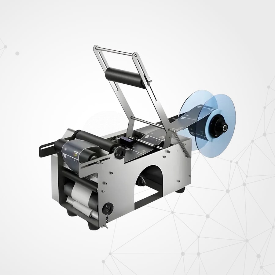 Cận cảnh máy MT-50 đang dán tem nhãn lên chai tròn trong xưởng sản xuất