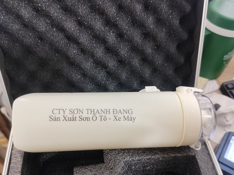 Máy in date cầm tay trên sản phẩm cốc giữ nhiệt quà tặng