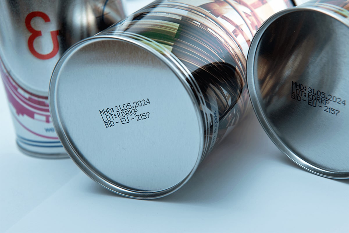 Bản in date rõ ràng và sắc nét trên đáy lon sữa inox