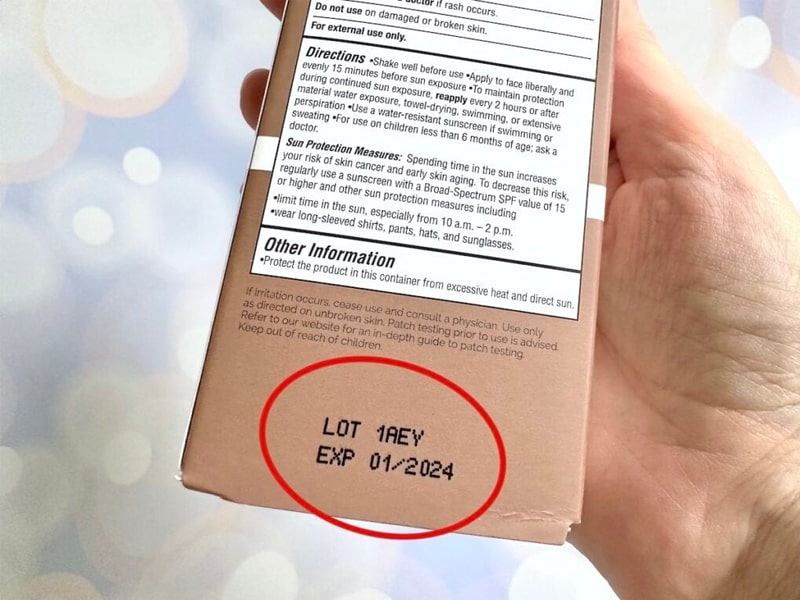 In date trên vỏ hộp mỹ phẩm bằng giấy