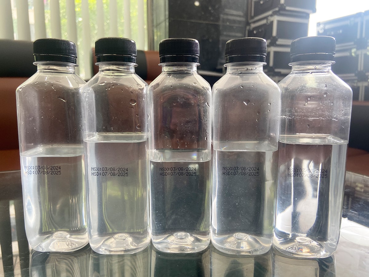 Các bản in date đồng đều trên chai nước 