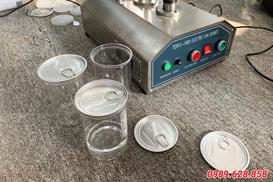 Máy ép mí lon thực tế đang hoạt động trong xưởng sản xuất thực phẩm
