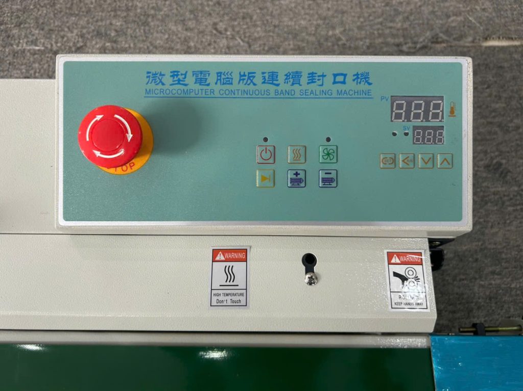 Bảng điều khiển máy FR900 hiển thị nhiệt độ và tốc độ, dễ dàng điều chỉnh phù hợp từng loại túi