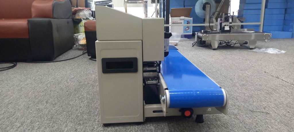 Máy hàn miệng túi FR1600 đang vận hành đóng gói túi bánh kẹo, thực phẩm khô với tốc độ cao