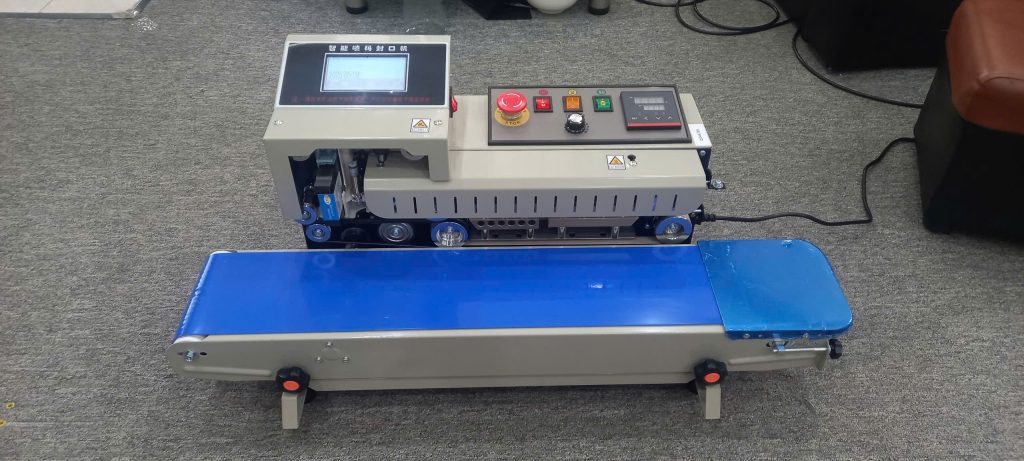 Máy hàn miệng túi FR1600 tự động liên tục, thiết kế băng tải dài, phù hợp cho đóng gói sản phẩm công nghiệp